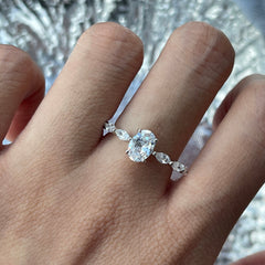 Oval cut engagement ring