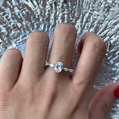 Oval cut engagement ring