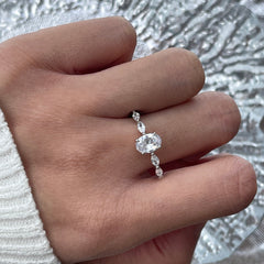 Oval cut engagement ring