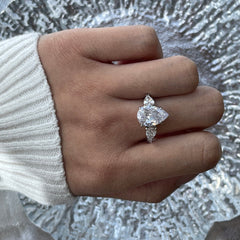 Anillo de diamantes de talla pera de 5 ct