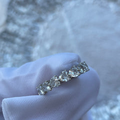 Anillo de bodas con diamantes en forma de corazón creado en laboratorio