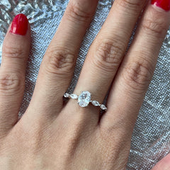 Oval cut engagement ring