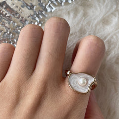 Anillo abierto de oro macizo con madreperla