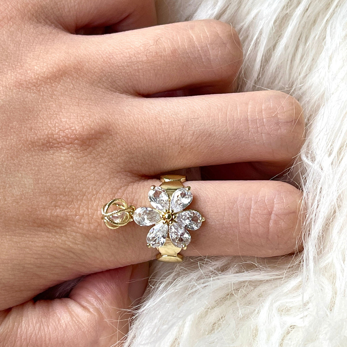 Anillo con dije colgante de flor