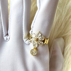 Anillo con dije colgante de flor