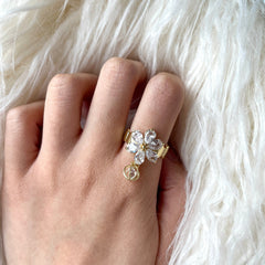 Anillo con dije colgante de flor