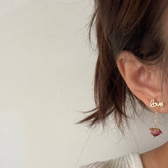 Pendientes colgantes con forma de corazón rosa y letra de amor