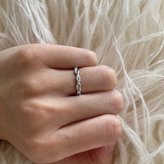 Twisted infinity ring