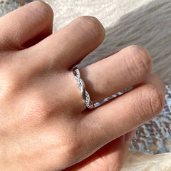 Twisted infinity ring