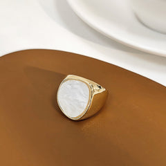 Anillo con sello llamativo de madreperla blanca