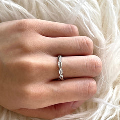 Twisted infinity ring