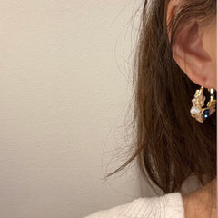 Pendientes de oro con piedras preciosas y aros de flores