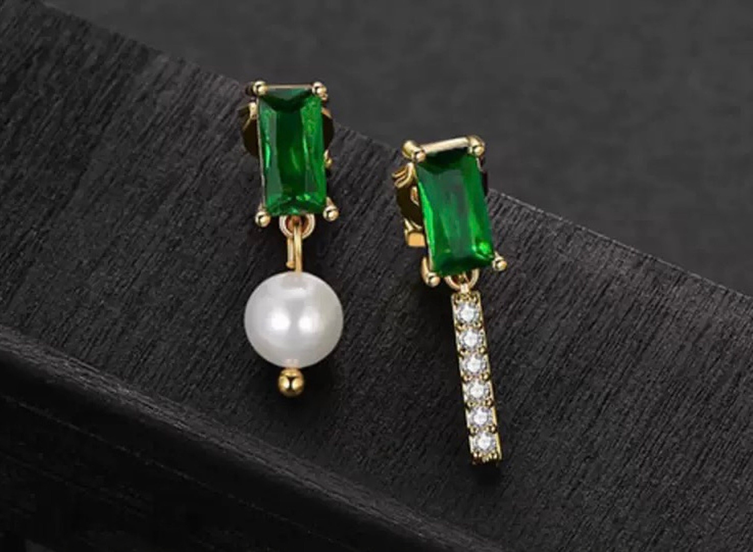 Emerald natural pearl earrings