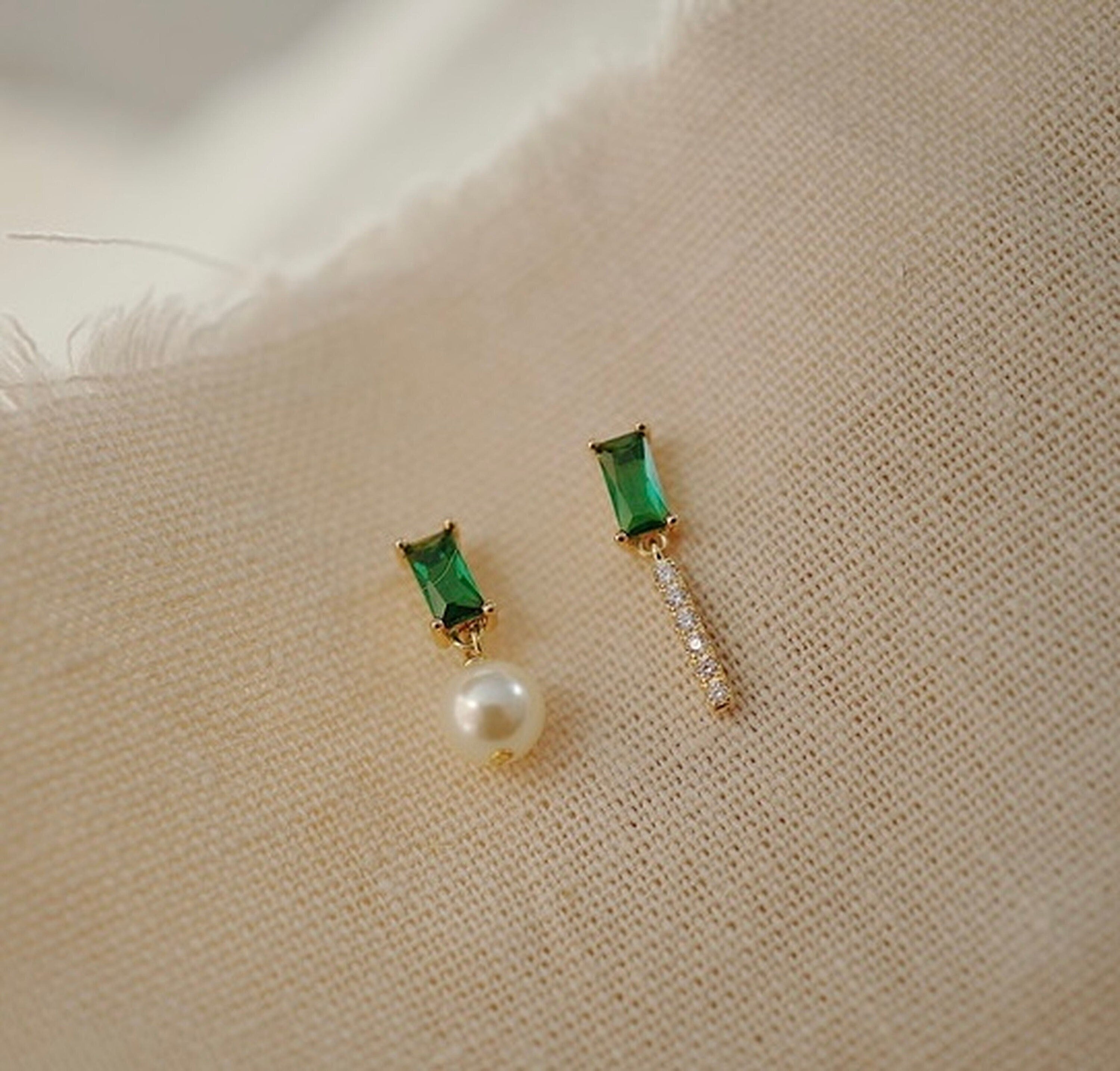 Emerald natural pearl earrings