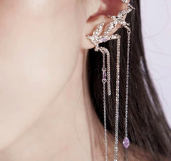 Lange Ohrmanschette mit baumelndem Kristall in Silber und Lila