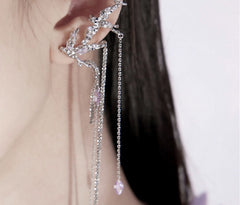 Lange Ohrmanschette mit baumelndem Kristall in Silber und Lila