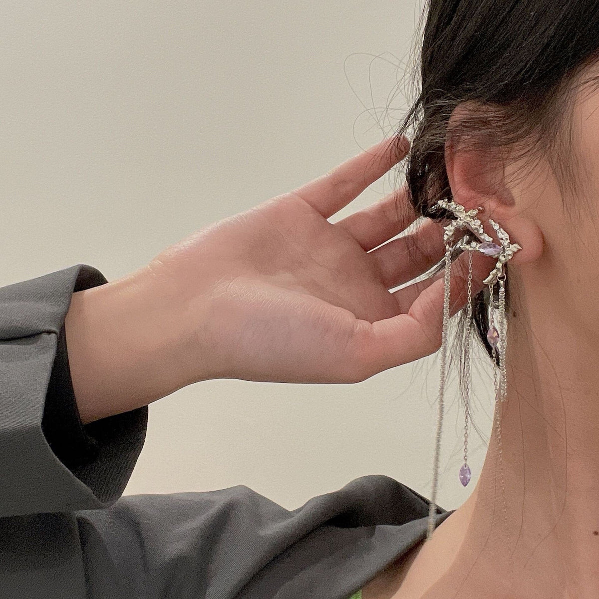 Lange Ohrmanschette mit baumelndem Kristall in Silber und Lila
