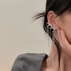 Lange Ohrmanschette mit baumelndem Kristall in Silber und Lila