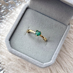 Anillo de oro verde esmeralda en forma de corazón