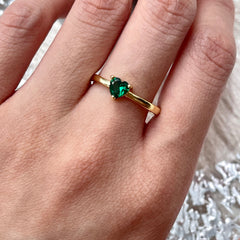 Anillo de oro verde esmeralda en forma de corazón