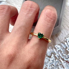 Anillo de oro verde esmeralda en forma de corazón