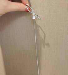 Puño de oreja largo gótico colgante