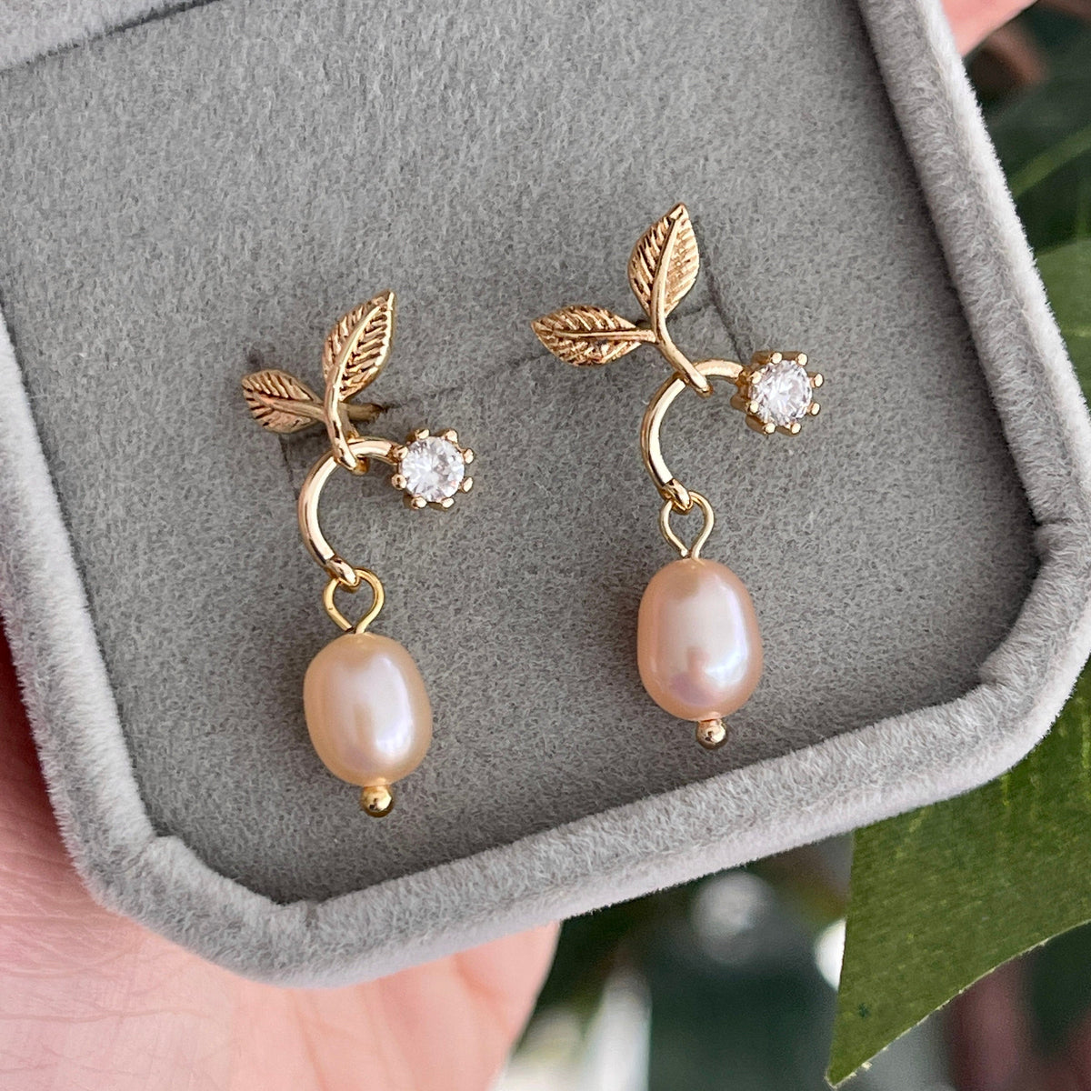 Pendientes de hoja de oro con perla rosa natural