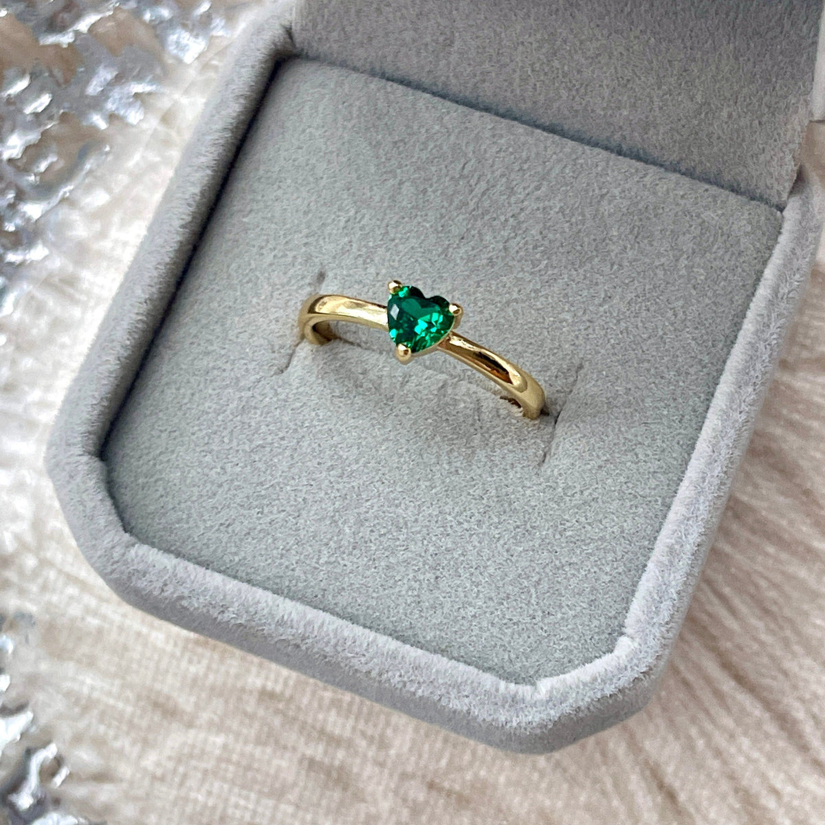 Anillo de oro verde esmeralda en forma de corazón