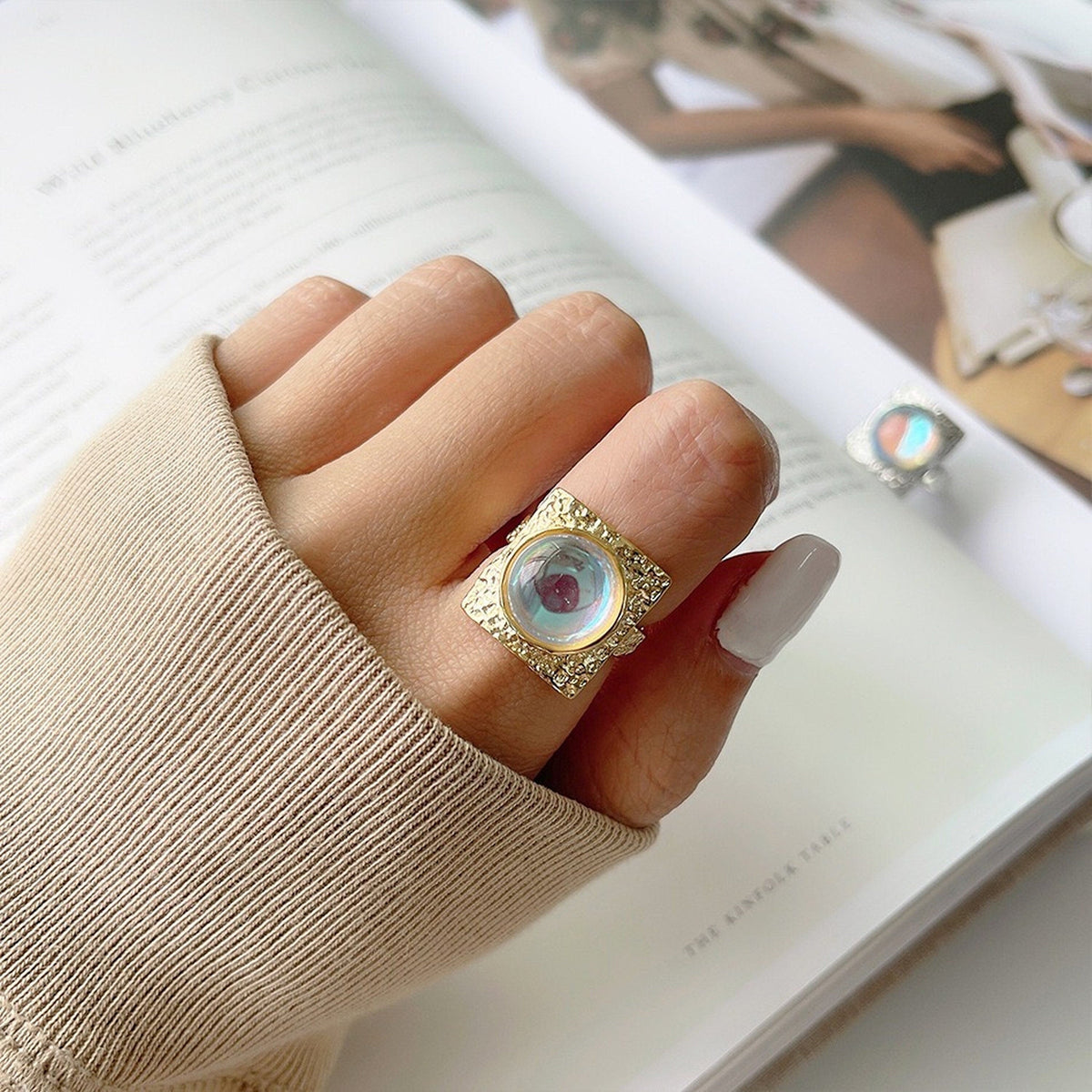 Anillo llamativo de piedra lunar gótica con piedra natal