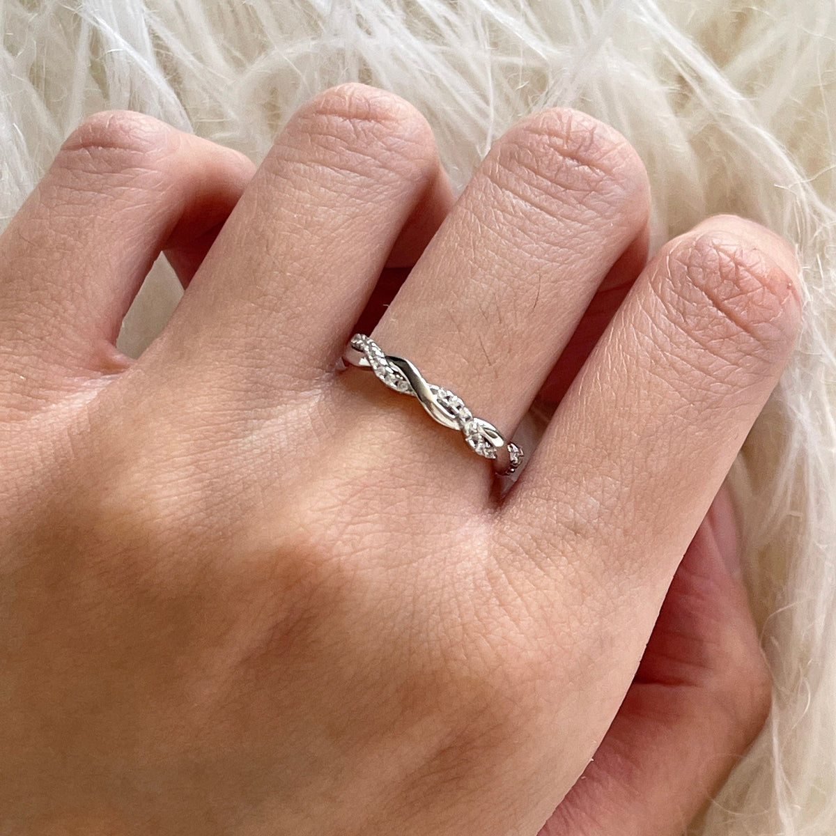 Twisted infinity ring