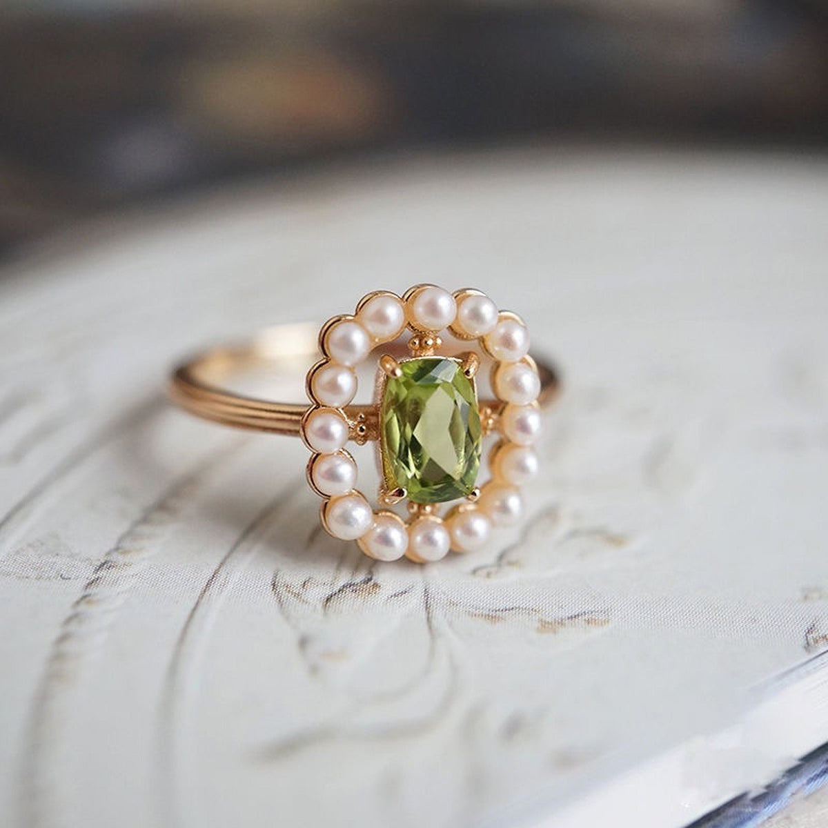 Anillo de oro rosa verde oliva con energía curativa