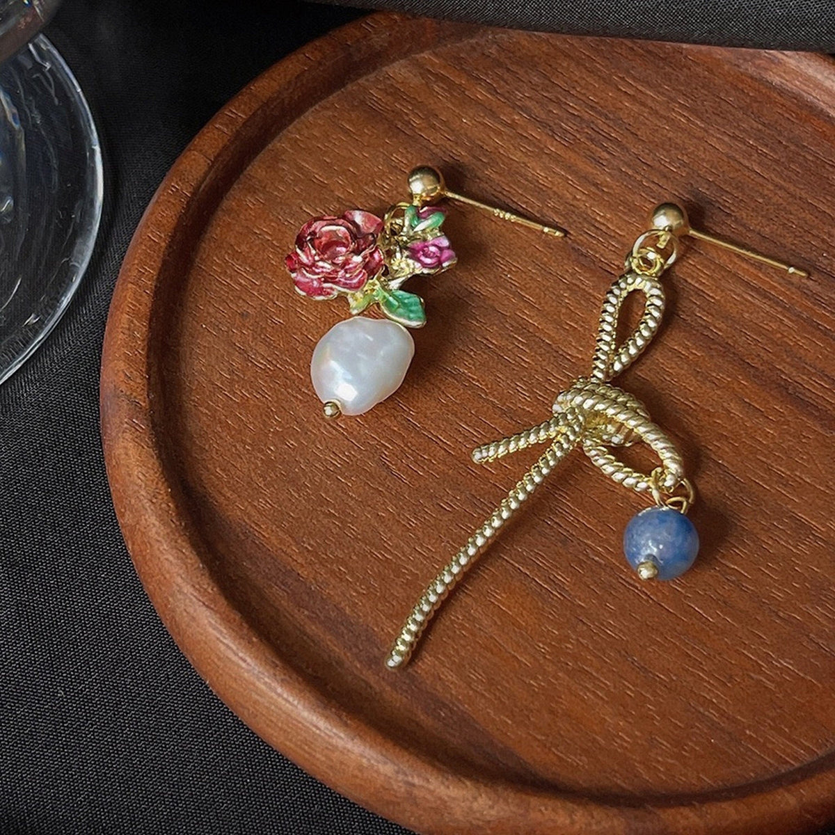 Ohrringe mit rosa Rosenblüte und goldener Schleife