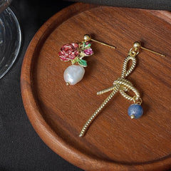 Ohrringe mit rosa Rosenblüte und goldener Schleife