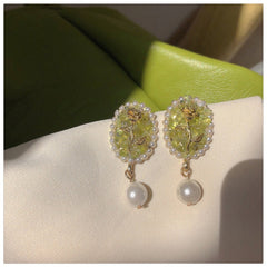 Luxuriöse Ohrringe mit gravierter Rosenperle