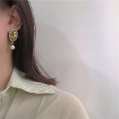 Luxuriöse Ohrringe mit gravierter Rosenperle