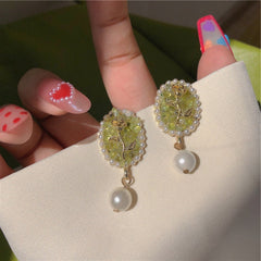 Luxuriöse Ohrringe mit gravierter Rosenperle