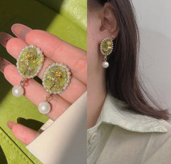 Luxuriöse Ohrringe mit gravierter Rosenperle