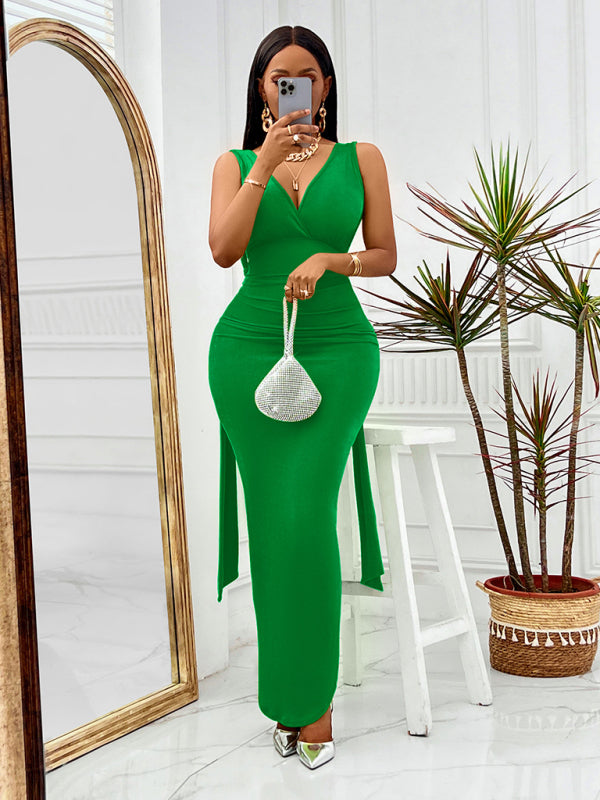 V-neck solid color waisted sleeveless hip-covering long dress