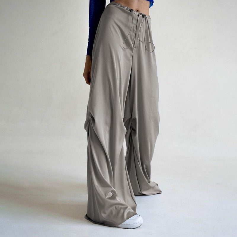 Weite Baggy-Hose aus Satin mit niedriger Taille und Kordelzug - Grau