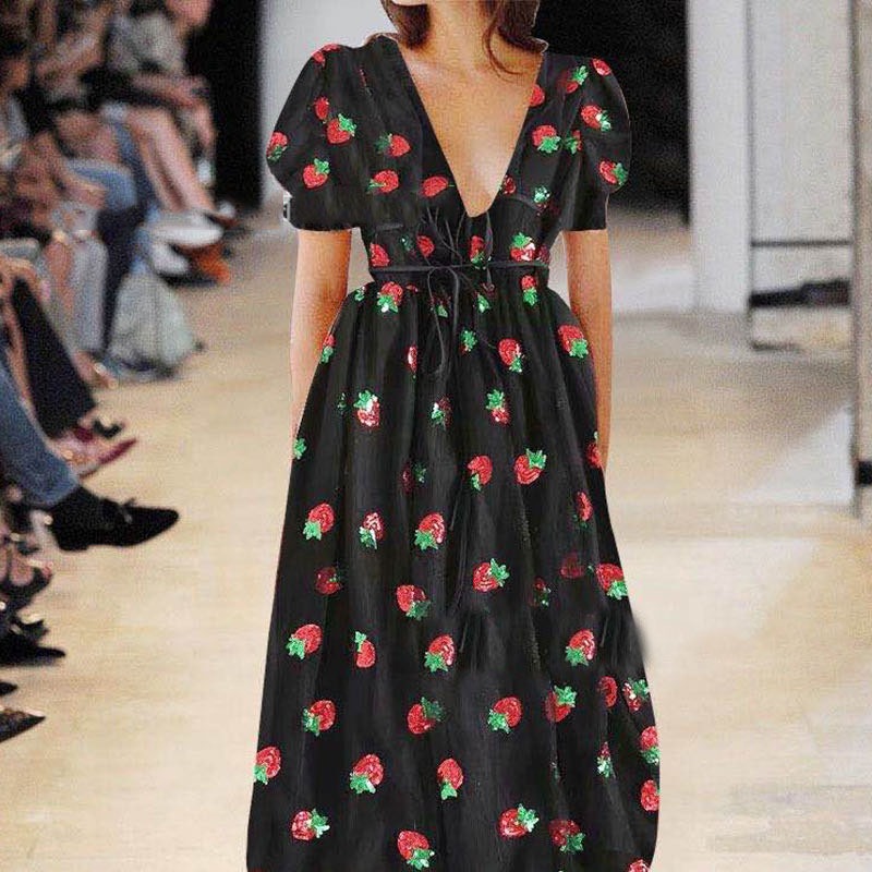 Süßes Kleid mit Fruchtpailletten