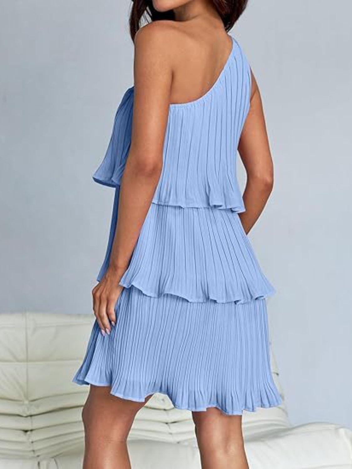 Vestido mini con un solo hombro y capas