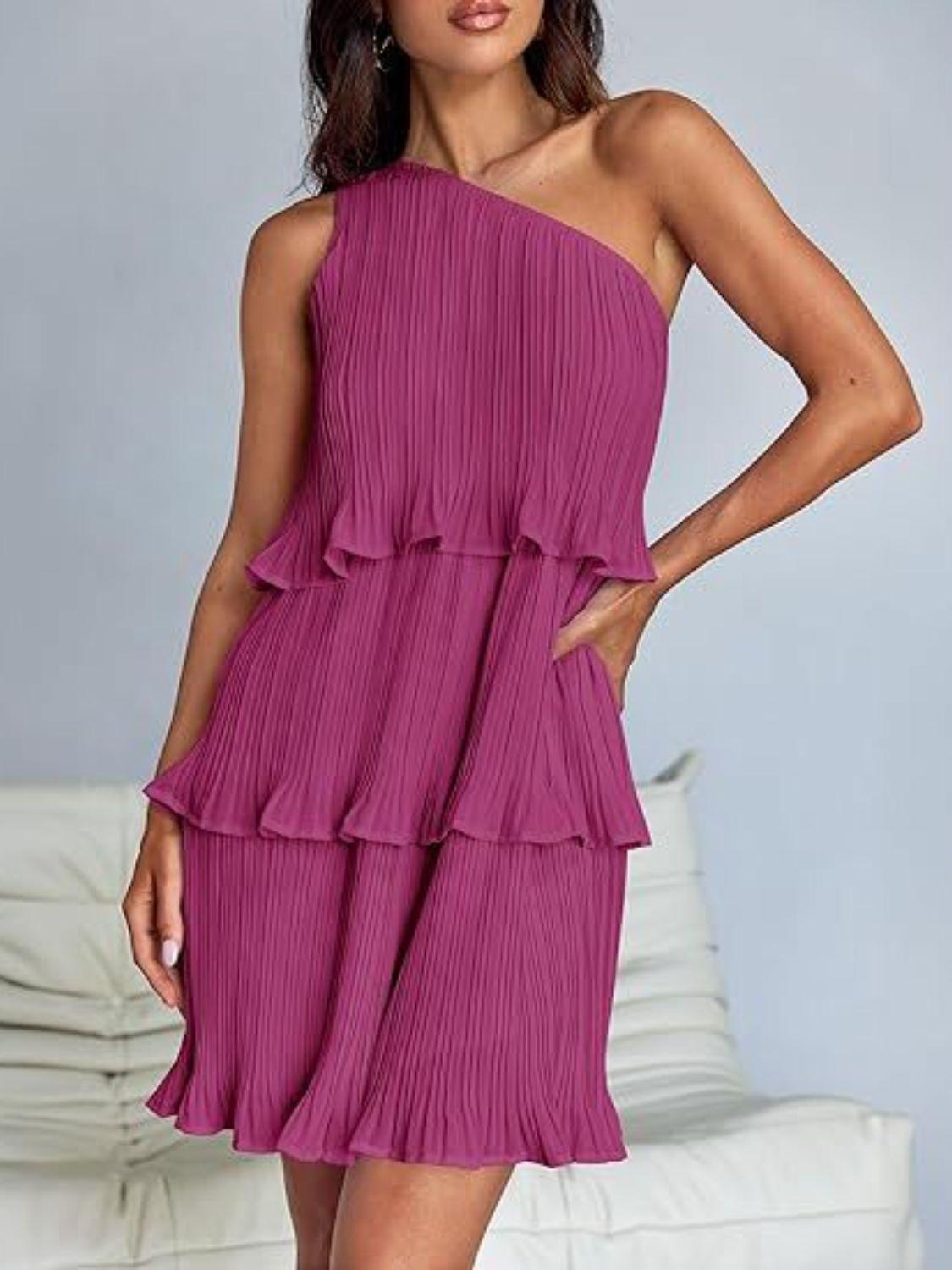 Vestido mini con un solo hombro y capas