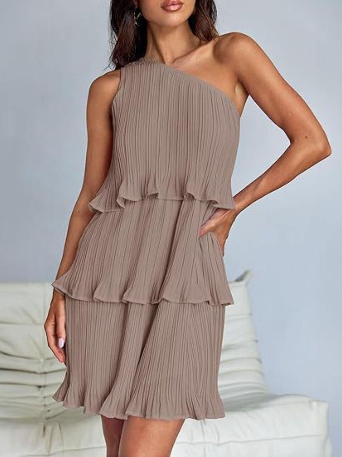 Vestido mini con un solo hombro y capas