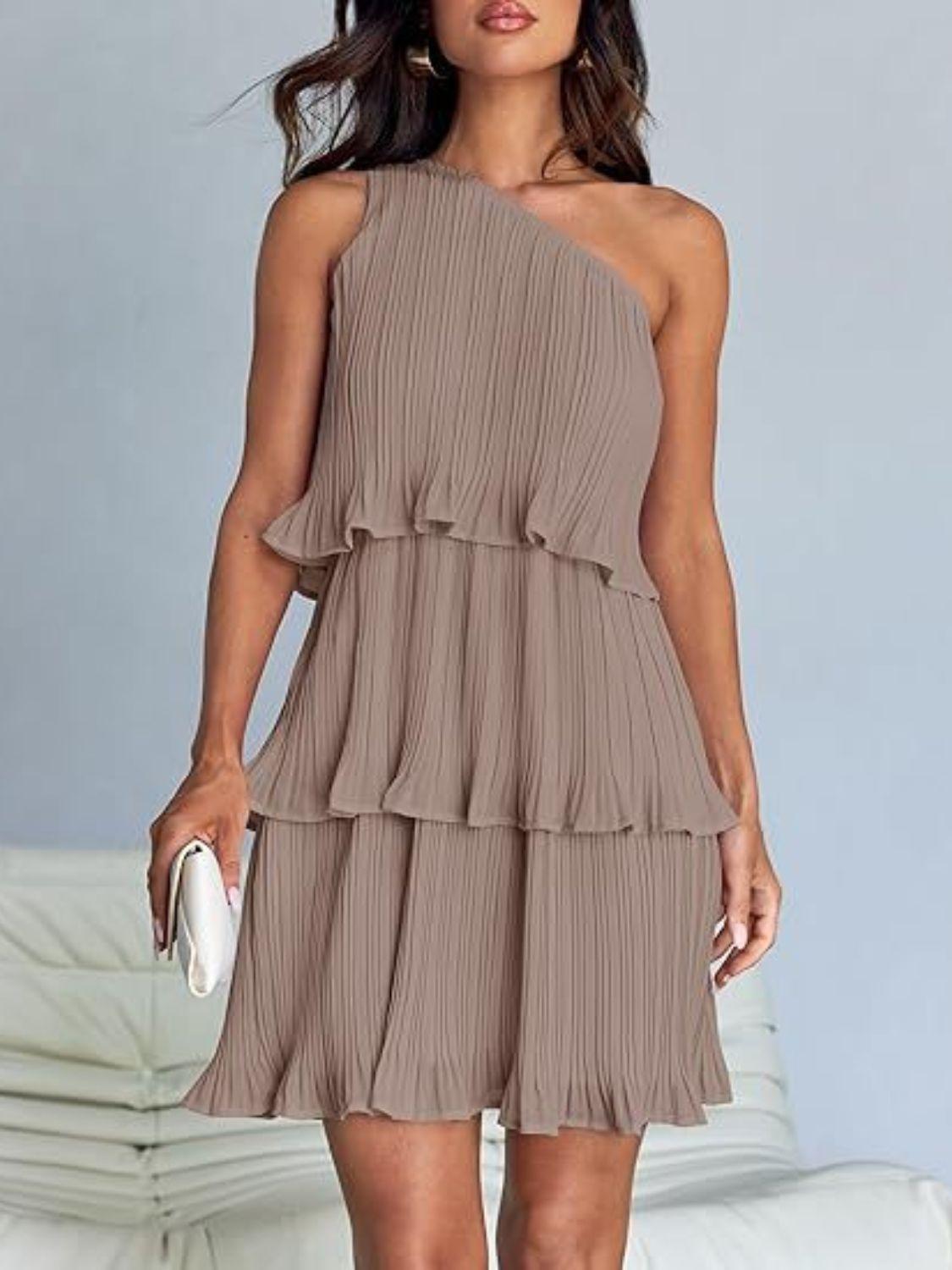 Vestido mini con un solo hombro y capas