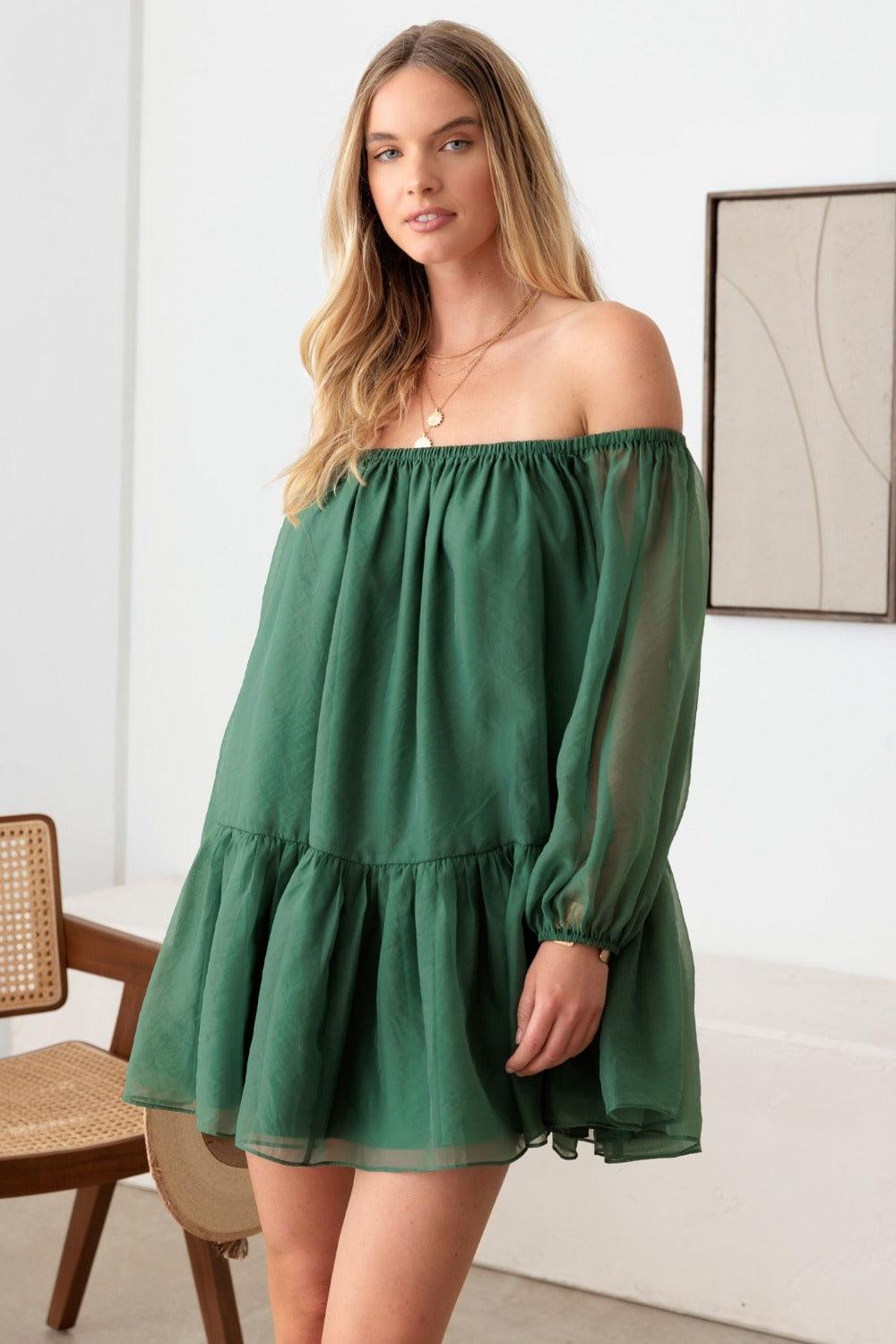 Vestido corto con hombros descubiertos y mangas abullonadas de organza de Le Lis