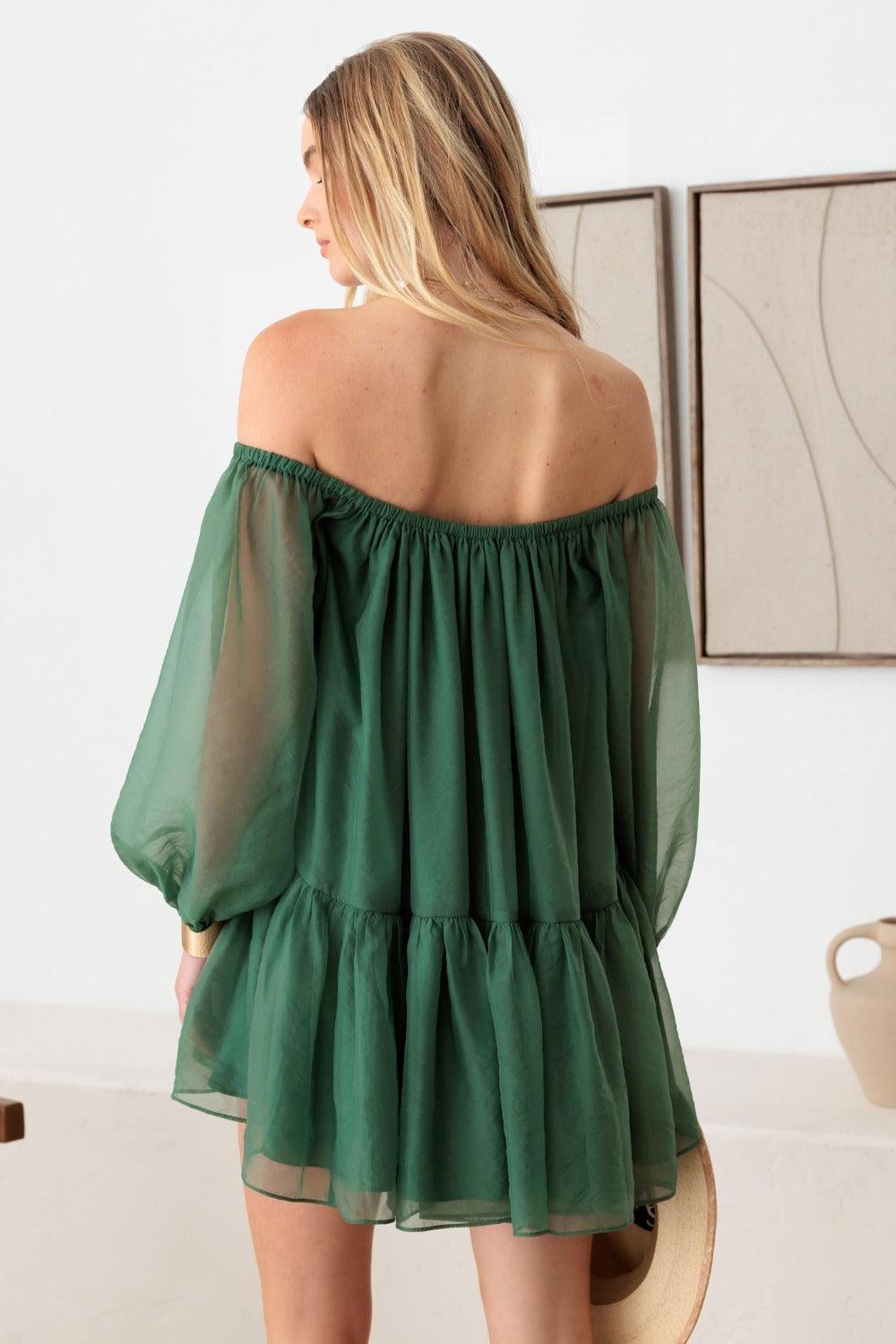 Vestido corto con hombros descubiertos y mangas abullonadas de organza de Le Lis