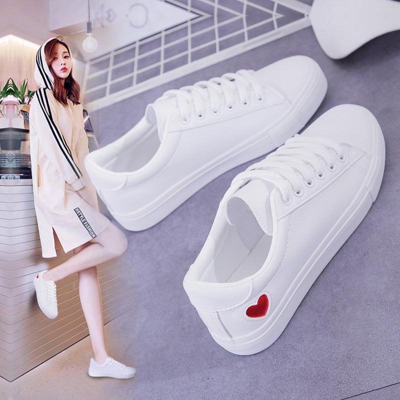 Zapatillas blancas con corazón de cuero