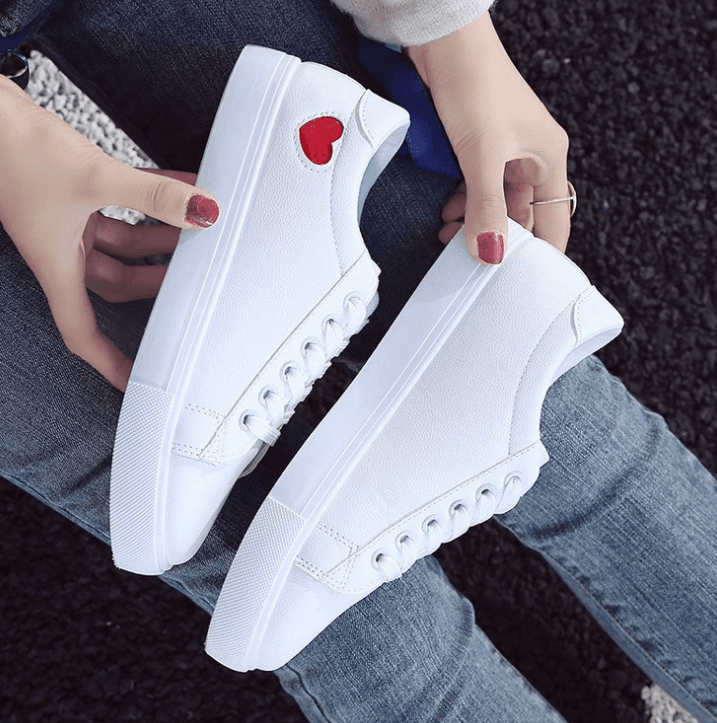 Zapatillas blancas con corazón de cuero