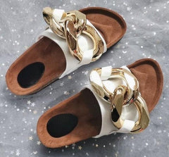 Sandalias tipo mules con punta abierta y suela plana y cadena de metal