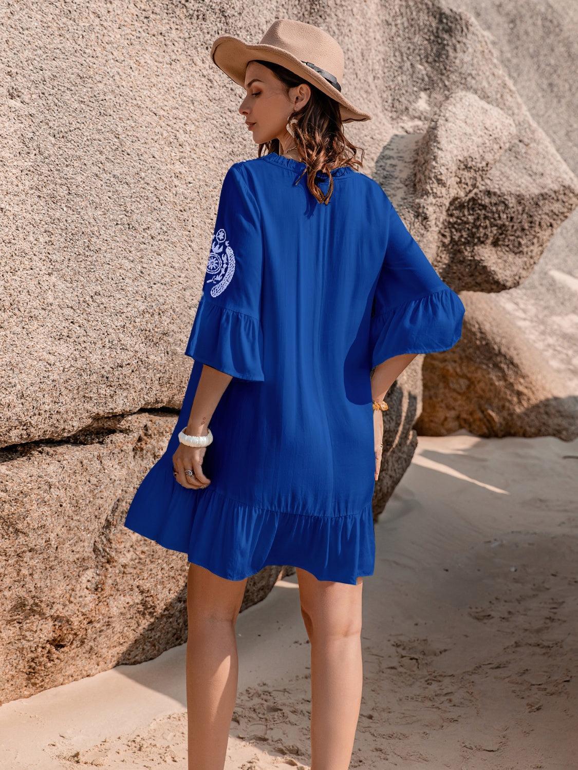 Vestido mini con cuello anudado y mangas con volantes y estampado